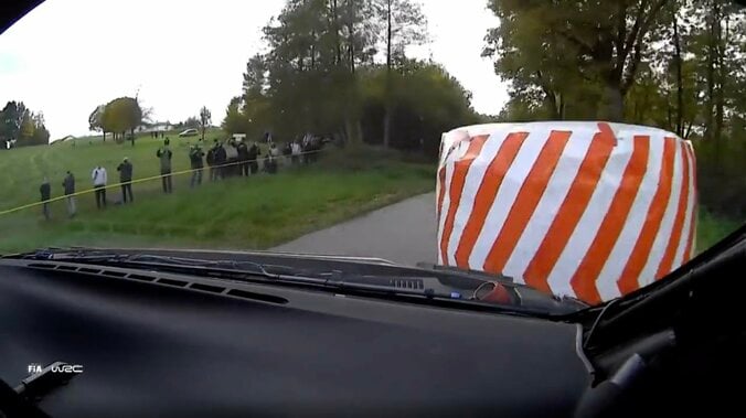 世界ラリー、GRヤリスが“体当たり走法”→障害物を動かして5秒ペナも「小さな瞬間」 トヨタ36歳“動じない”猛アタックが話題 3枚目