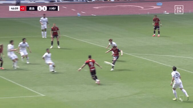 「月間ベストゴール確定だよね？」鹿島MFの“神業Ｊ初得点”が話題！「プラティニかよ」「冷静かつうまい」右足フェイントから左足一閃の華麗弾 4枚目