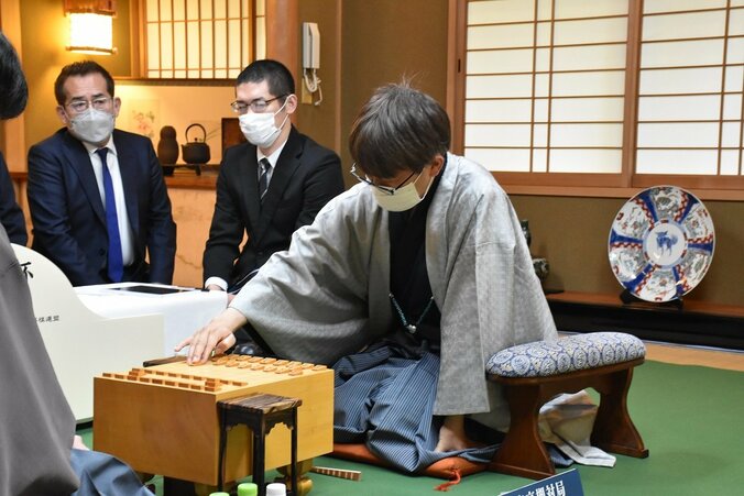 藤井聡太王将VS羽生善治九段 “ドリームマッチ”第2局の戦型は「相掛かり」に／将棋・王将戦七番勝負 1枚目