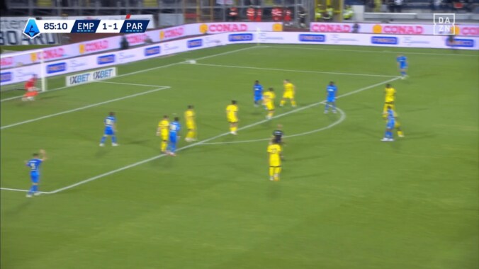 豪快な横っ飛びも…鈴木彩艶が“神コース弾”で痛恨失点「無罪だ」「GKのせいではない」地元メディアも擁護した失点シーン 2枚目