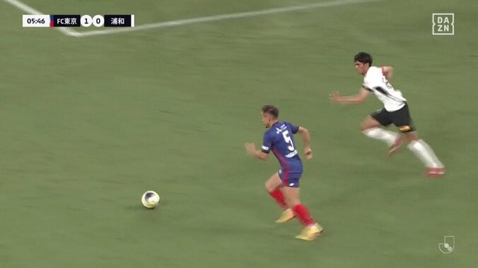 一体何した? 38歳 長友佑都のピンポイントクロスにSNS騒然「地球人の限界超えてます」「全盛期のクロス」“格の違い”をみせつける超絶アシストの瞬間 5枚目