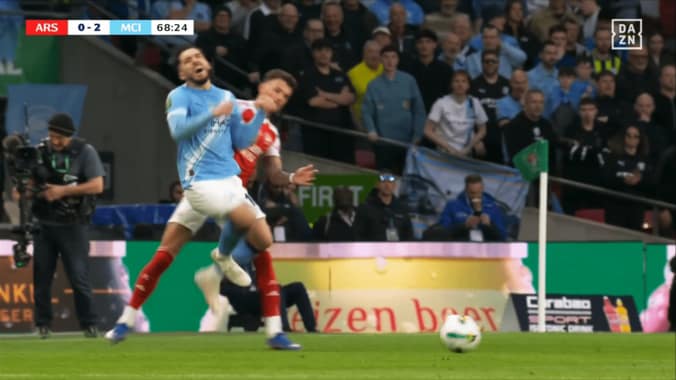 シェルキのリフティング直後にホワイトは体当たり