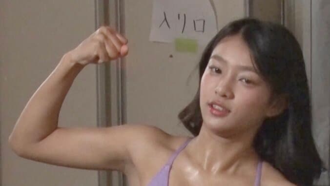 【写真・画像】“バニーガール姿が可愛い”と話題の現役女子高生グラドル、楽屋での“不可解”行動に「何してるの？（笑）」　1枚目