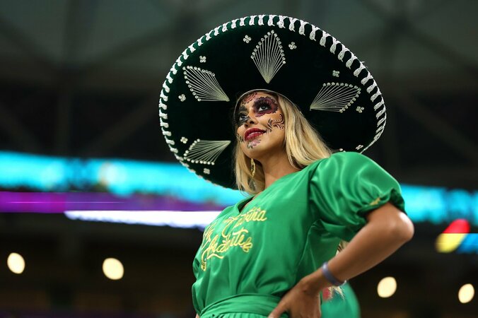 メキシコの妖艶美女サポーター、圧倒的存在感で太鼓を叩いてチームを鼓舞も…8大会連続のグループステージ突破ならず 1枚目