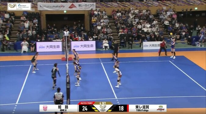 見事なサーブを決めた花岡千聡