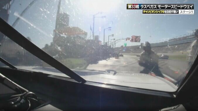 ストップ位置に「停まりきれなかった」 自陣ピットを“通過”→クルーの動きもおかしくなる「前過ぎちゃった」 3枚目