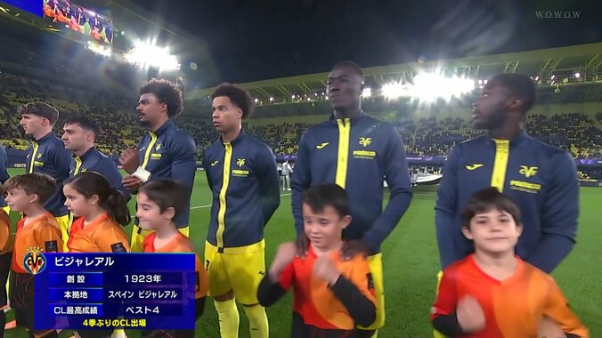 「悲劇」「とんでもないミス」チャンピオンズリーグの選手入場時に衝撃の“アンセム間違い”「今季一おもろい」まさかの“ELアンセム”が響き渡り選手困惑＆大ブーイング 5枚目