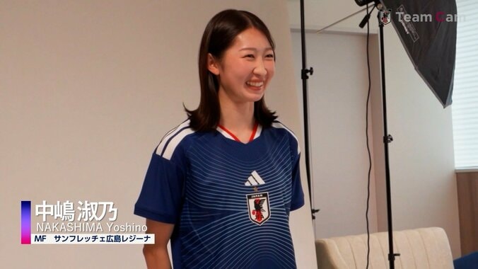 ハニカミながら撮影する中嶋淑乃