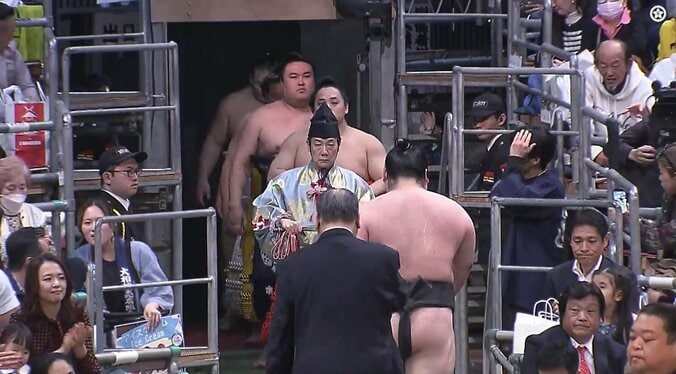 大相撲春場所、“風物詩“のお姉さんが見せた咄嗟の気遣いに「素敵」「力士への配慮やね」称賛の声 土俵入りで思わぬ一幕 3枚目