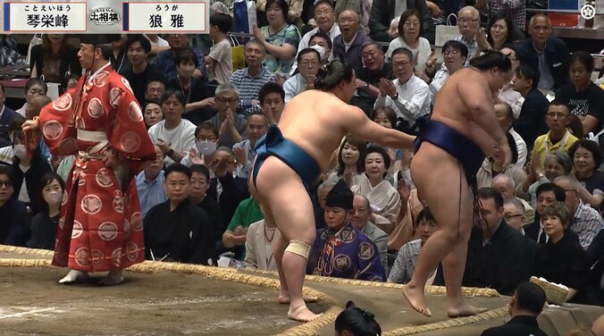大相撲、着物姿の美人女優が角界随一の“美四股”にうっとり 「お着物姿美しい」「オーラが」カメラが捉えた一コマに反響続々 4枚目