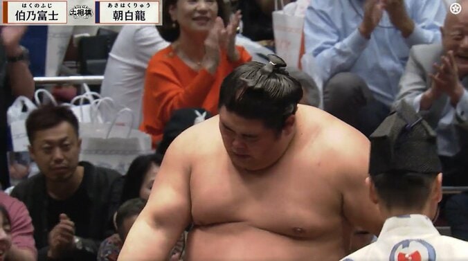 「腕が折れちゃう」伯乃富士、厳しすぎる“極め”に苦悶 ファンは“ヒヤヒヤ” 直後に逆転で館内は拍手喝采 4枚目