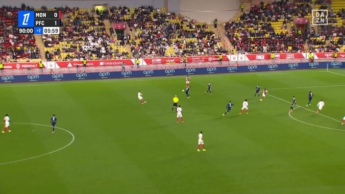 南野拓実、豪快シュートを枠外へ飛ばし痛恨の決定機逸「それは枠入れなきゃ」同点チャンスを逃しファンから厳しい声 3枚目