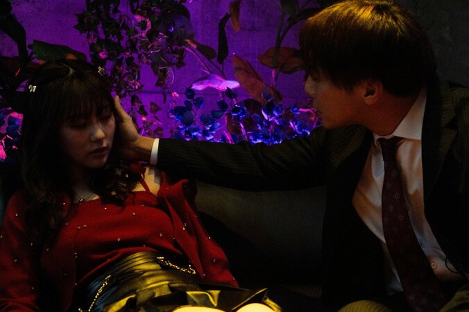 【写真・画像】元国民的アイドル、成宮寛貴相手にハードな濡れ場を披露！荒々しく髪の毛を振り乱し「もっとあなたのことを知りたい」　3枚目