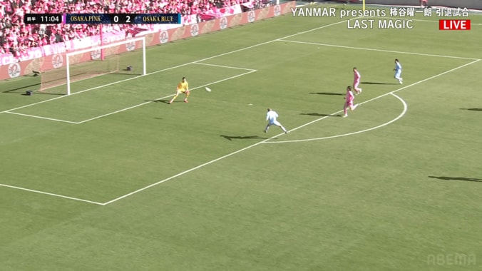 “黄金の左”を炸裂！本田圭佑が「ガチすぎる」「まったく遠慮なし笑」主役・柿谷曜一朗も驚愕のダイレクトボレー「威力がすごい」 3枚目