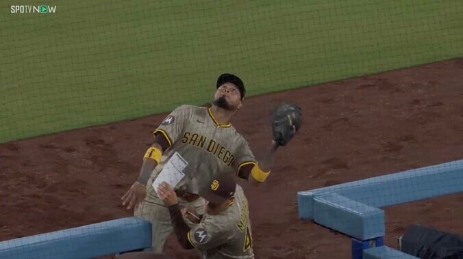 ぶつかってる？ 大谷のファールフライがパドレスベンチ付近へ