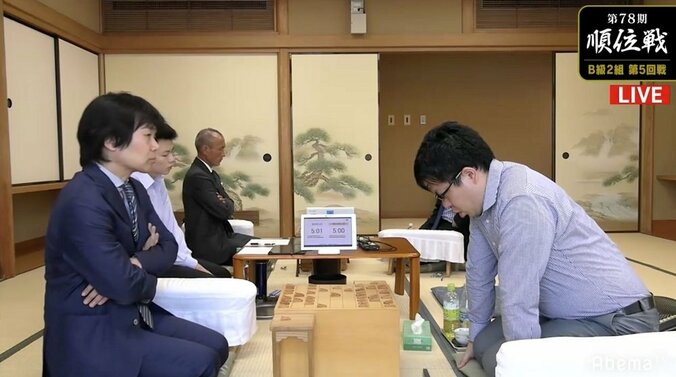 四間→向かい→中　藤井猛九段の飛車が変幻自在　橋本崇載八段と対局中／将棋・順位戦B級2組 1枚目