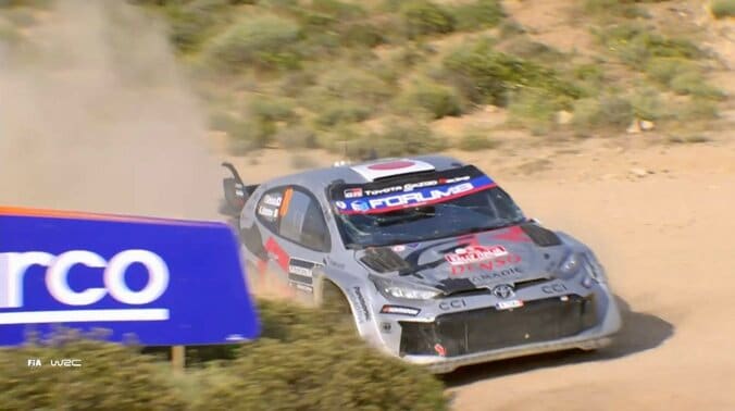 勝田も横転しボンネットが損傷したまま激走