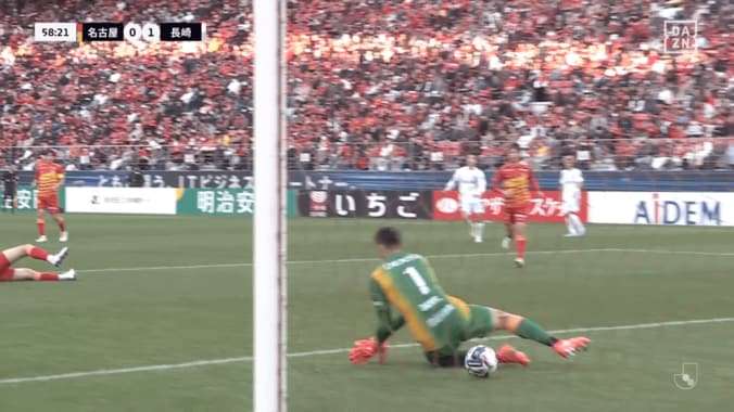 元日本代表GKが唖然…「格が違うわ」長崎FWの“理不尽キャノン砲”にファン仰天！「パンチ力えぐい」“黄金の左”でゴラッソ 4枚目
