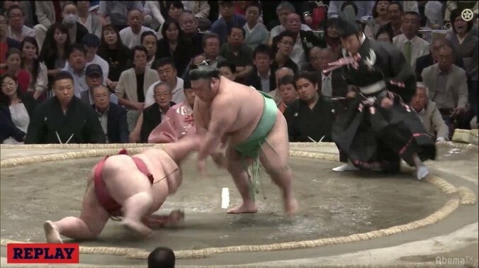 貴景勝、千代丸の「三刀流」を封じる一気の突き押しで4勝目 1枚目