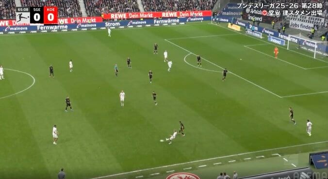 何をした…！？ 堂安律、一瞬見せた“ジェスチャー”「さすがすぎる」「見逃さないな」解説者が称賛… 相手チームの隙を突く動き 3枚目