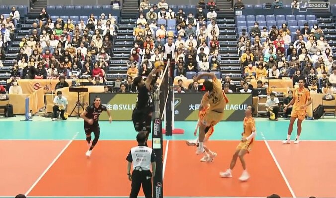 まるで「シェー」な空中姿勢