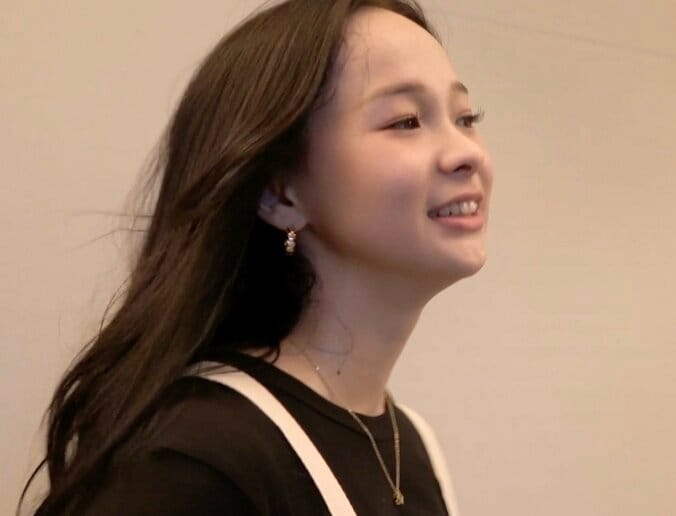 【写真・画像】スタイル抜群の18歳バイリンガル美女、床を這いつくばるセクシーなダンスに衝撃　1枚目