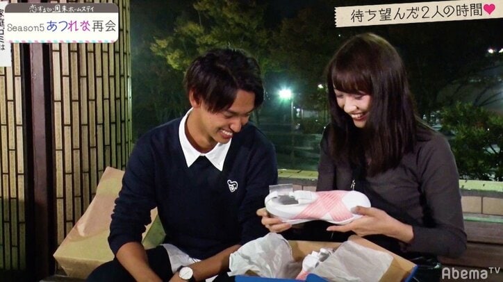 『恋ステ』シーズン5カップル・あつし＆れなが再会　誕生日プレゼントで初キス！