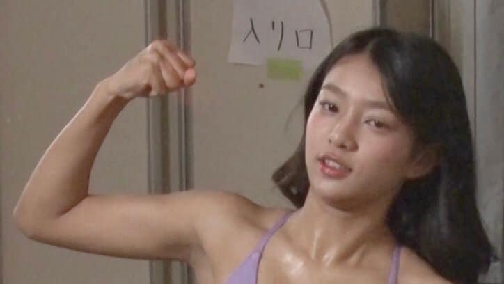 【写真・画像】“バニーガール姿が可愛い”と話題の現役女子高生グラドル、楽屋での“不可解”行動に「何してるの？（笑）」　1枚目