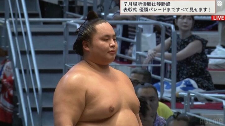 【写真・画像】「コレ見ないと終われない」相撲ファンを夢中にさせる千秋楽名物“超かわいい”景品…登場シーンに視聴者沸騰「きたー！」「今回はコレか！」　1枚目