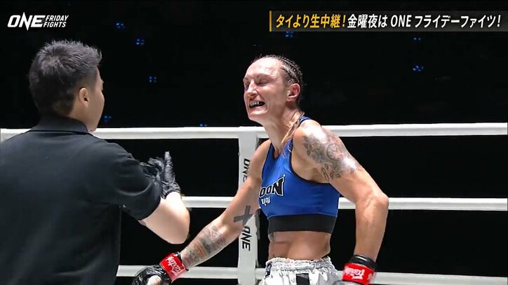 「女子の試合じゃない」バックブローで吹っ飛ぶ衝撃ダウン→笑いながら前に出る選手に「笑ってる！」実況ドン引き