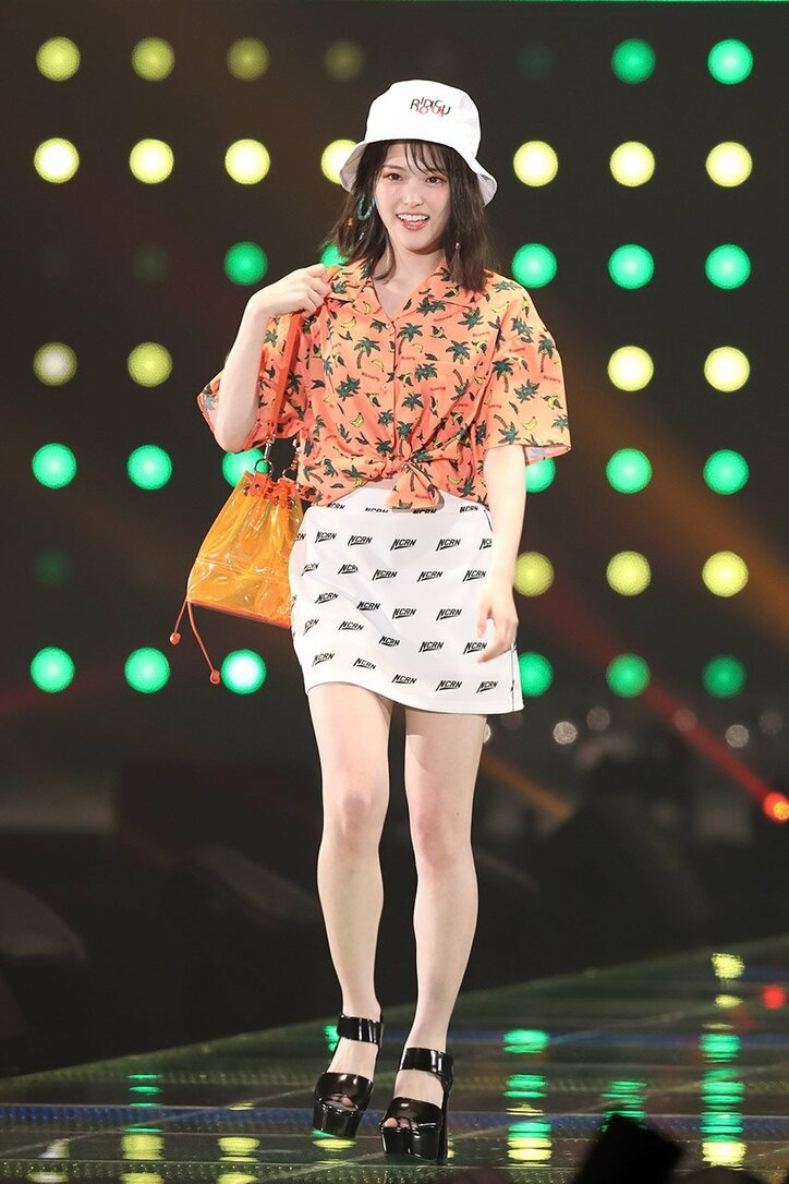 乃木坂46、白石麻衣は”クールまいやん”、松村沙友理は”にこるんポーズ”でTGCランウェイ堂々闊歩