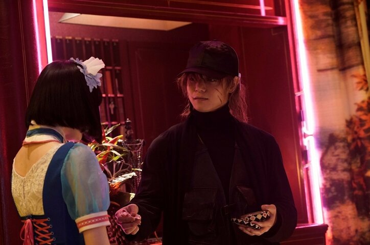 玉城ティナに便器を「舐めろ」 藤原竜也 史上“最狂”の演技を見せる!?映画『Diner ダイナー』よりキャラクター動画到着