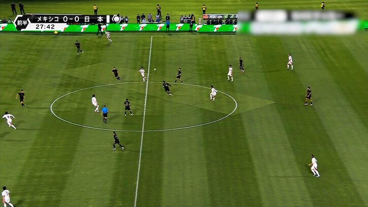 浮き球のパスを出す鎌田大地