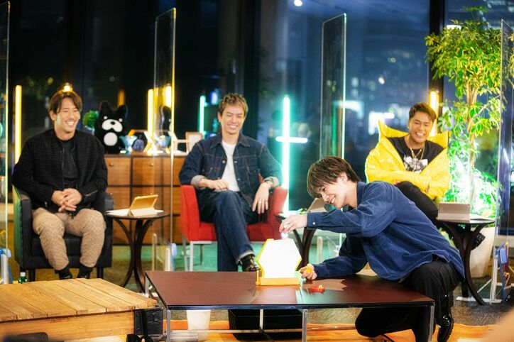 岩田剛典、“雑用係”任命であたふたカンペ持ち!レアな姿に三代目JSBメンバーから総ツッコミ「座ってる場合じゃないよ」「すぐ動く!」【BEST BROTHERS / THIS IS JSB発売記念ファンミ】