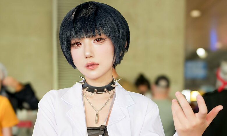 « La raison de ce cosplay ? "Parce que je l'adore !" » – Un cosplay de Tae Takemi de Persona 5 à la fois cool et magnifique !