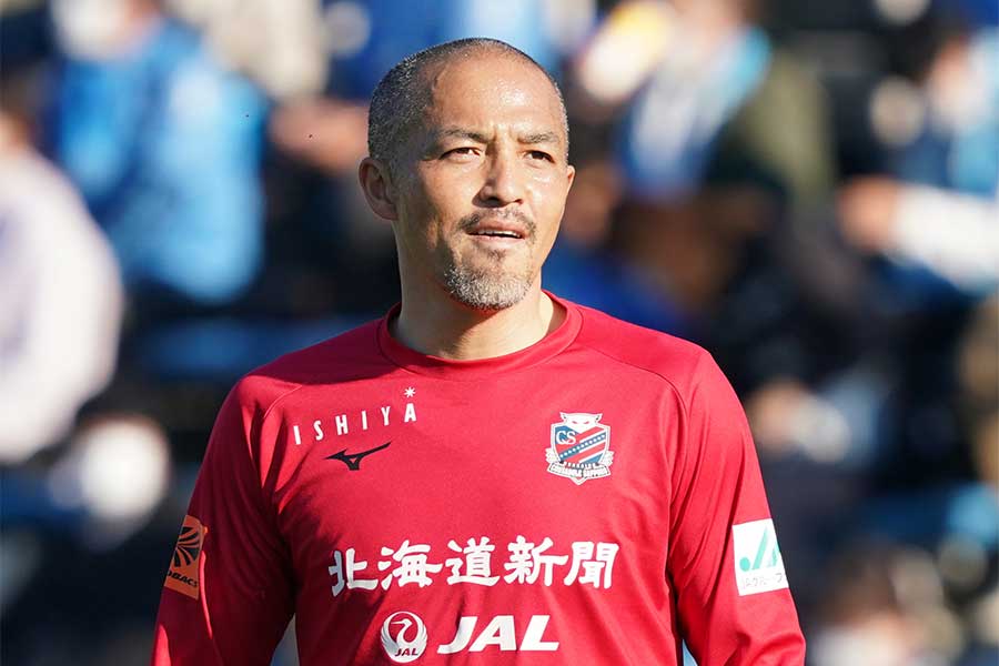 W杯】小野伸二が現地カタール入り！ “一足先に”トロフィー掲げた姿が