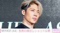 “ひざの靭帯断裂で手術を予定”MIYAVI（44）、長男との顔出しプライベートショットに反響「ステキな癒やしの時間」
