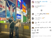 三上悠亜“へそ出し”コーデで大坂・道頓堀へ ファンからは「スタイル良すぎる」「コーデ可愛い」の声