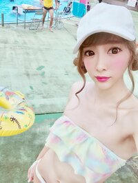 日菜あこ『3児のママ「ビキニ」でプールに行き後悔』