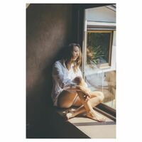 「膝枕してほしい」「1番最高好き」高橋メアリージュンの美脚露わで佇む姿にファン称賛