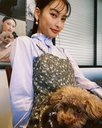 「膝の上でずっと寝てました」大政絢、愛犬との微笑ましい2ショット公開