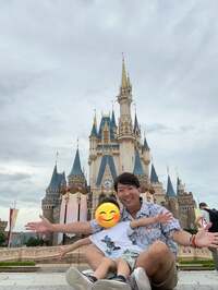 有村昆『親子で念願の初ディズニーランド＆シーへ！誰もいないシンデレラ城に驚き！』