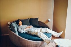 白洲迅、“新婚旅行先”でのくつろぎショットにファン歓喜「迅くんらしさが出てる1枚」