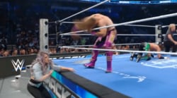 何が起こった？ 男子タッグ戦で“魔女の一撃”…勝利チームもポカン まさかの美女“介入劇”に会場騒然「レフェリー見てないのか」