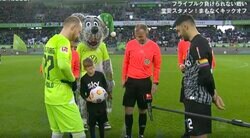 え！そっちに投げるの？「ウソだろ」「初めて見ました…」キックオフ直前に起きた衝撃の瞬間　主審のコイントスがクセが強すぎると話題に
