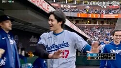 やめろよ〜カモン！大谷翔平、12号ソロ弾後にベンチで“珍ムーブ” 相手は誰？至福の瞬間が話題に