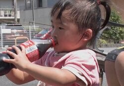 "1男8女の大家族"2歳7女、はじめてのおつかい中にコーラをがぶ飲み「早くない！？」「喉の渇きコーラか…」驚きの声