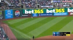 どうなってんだよ！大谷翔平、逆方向アーチが“想定外の飛び方”「見上げすぎw」「ドン引きだろ」落ちてこない… 相手外野手の動きがおかしくなる