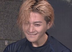 八木勇征、濡れた髪をかき上げながら…大人気元AKBアイドルを“壁ドン”口説き！スタジオ「ガチすぎて！」