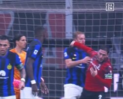 「キャプテンマークを返上しろ！」ミラン主将が“顔面に裏拳”を見舞ってレッドカード…悪質な愚行の一部始終に「何やってんだよ…」「もうお別れしよう」など批判殺到